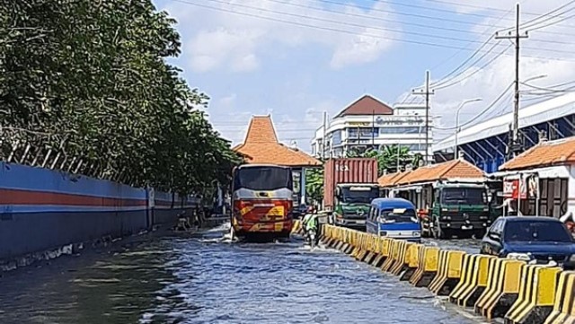 dampak-gerhana-bulan-total-banjir-rob-rendam-jalan-kalimas-surabaya-2_169