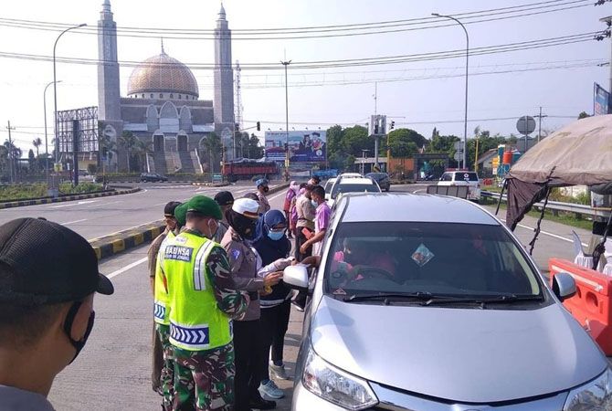 hendak-mudik-puluhan-kendaraan-diputar-balik-di-exit-tol_m_263376