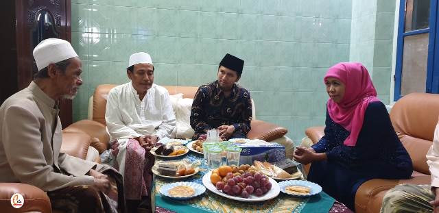 Gubernur Khofifah saat bersama KH Nawawi Abdul Jalil