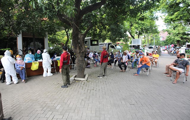 Rapid antigen pedagang di kawasan Masjid Al Akbar (1)