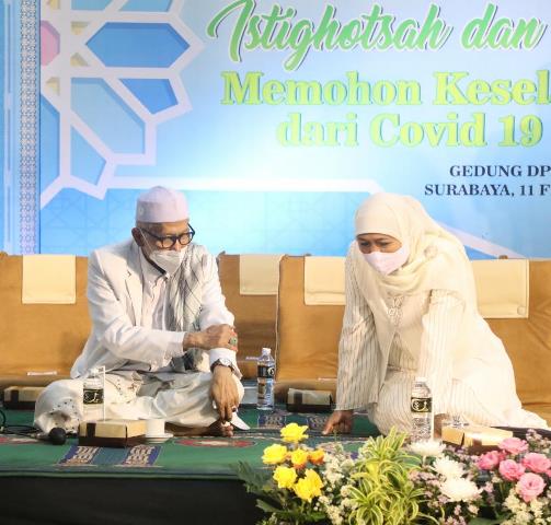 Gubernur Khofifah Saat Bersama Kyai Miftahul Ahyar 5