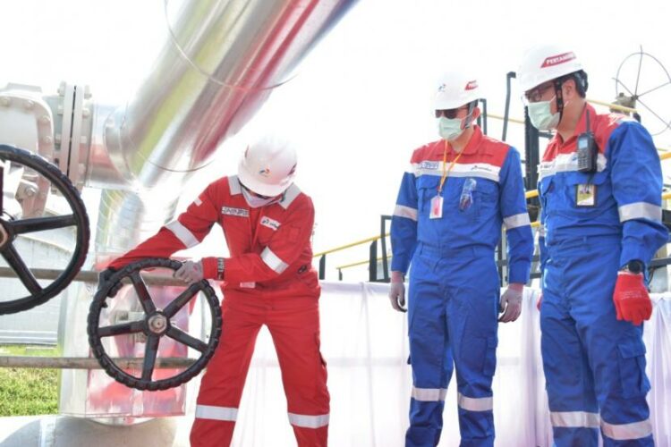 Pekerja-Pertamina-RU-VI-Tingkatakan-Kapasitas-Produksi-750x500