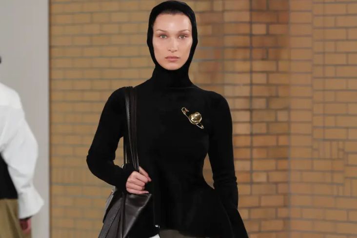 menentang-pelarangan-jilbab-bella-hadid-berhijab-tidak-sama-dengan-ancaman-faj