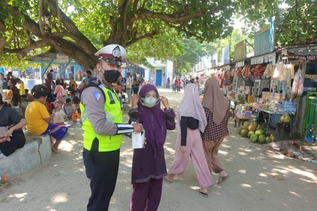 polisi bagi masker