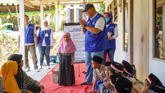 Dirut memberikan edukasi ttg hidup bersih pada anak-anak