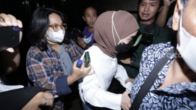 1-lesti-kejora-datang-ke-polres-metro-jaksel
