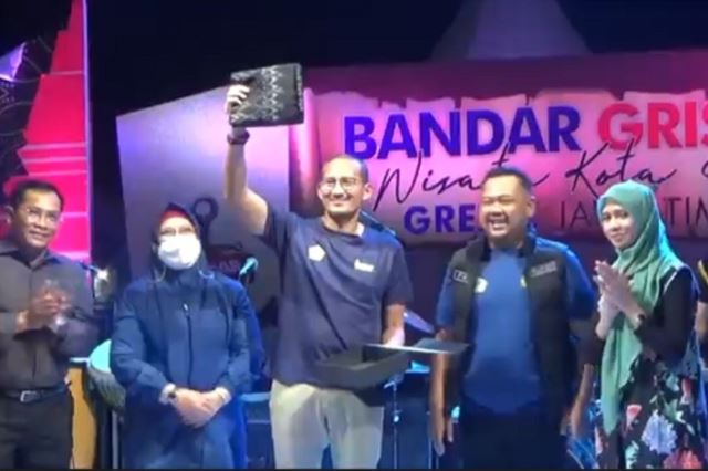 sandiaga-uno-resmikan-bandar-grisee-wisata-kampung-tua-di-gresik-sna