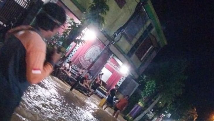 BANJIR-PAMEKASAN-MALAM-HARI