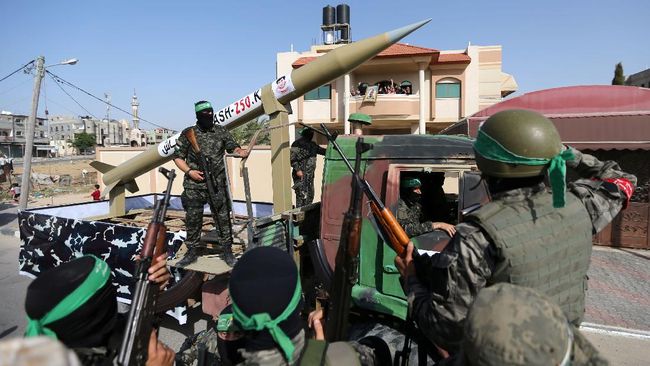 militer-hamas-pamer-rudal-saat-parade-di-gaza-usai-gencatan-senjata-2_169