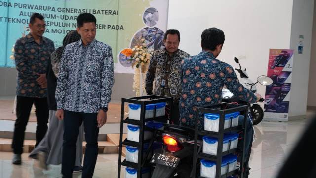 Tampilan dari belakang Baterai Al-Udara ITS saat dipasangkan pada sepeda motor berbahan bakar listrik